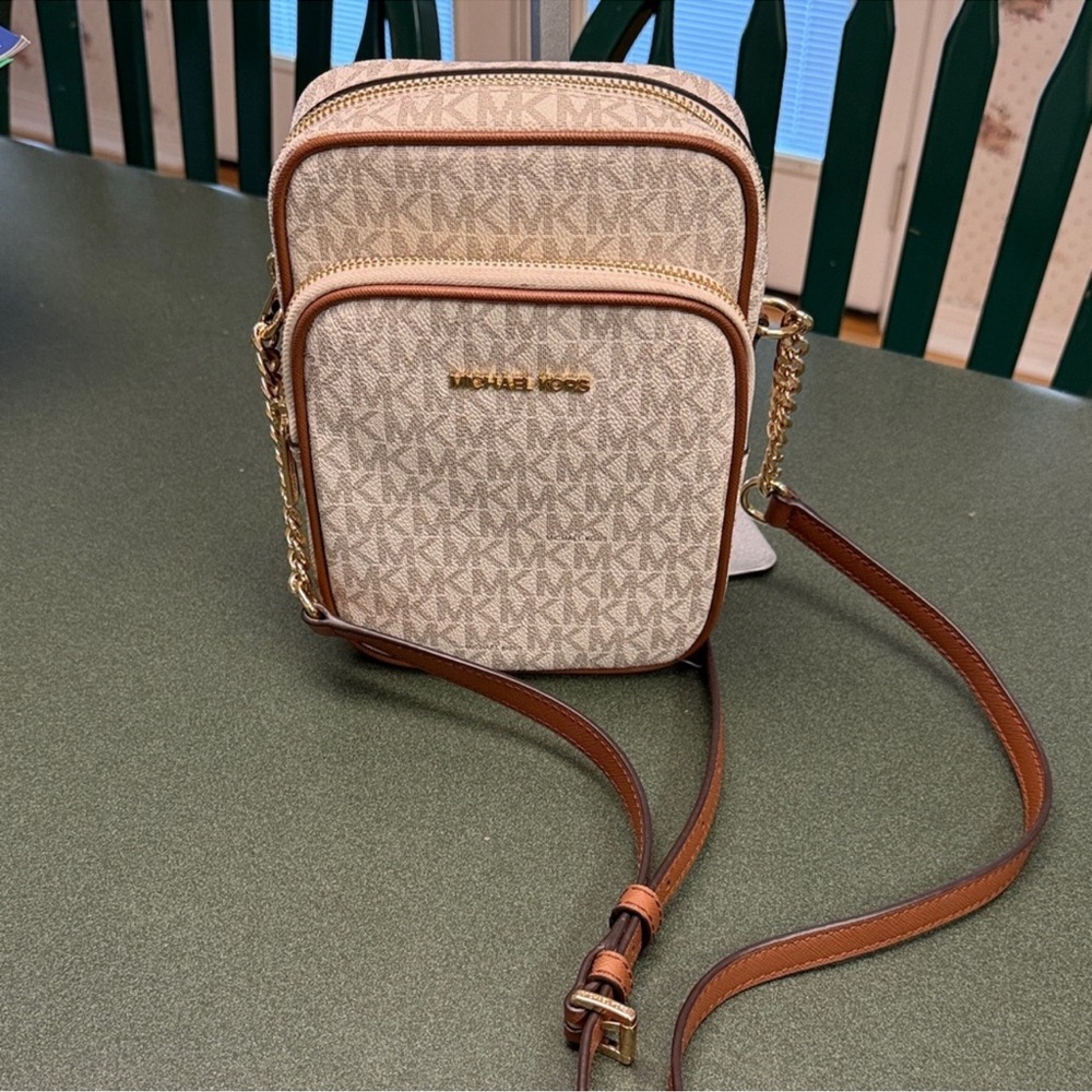 Michael Kors Jet set Med Travel Vanilla
Leather crossbody monogram - Picture 2 of 7